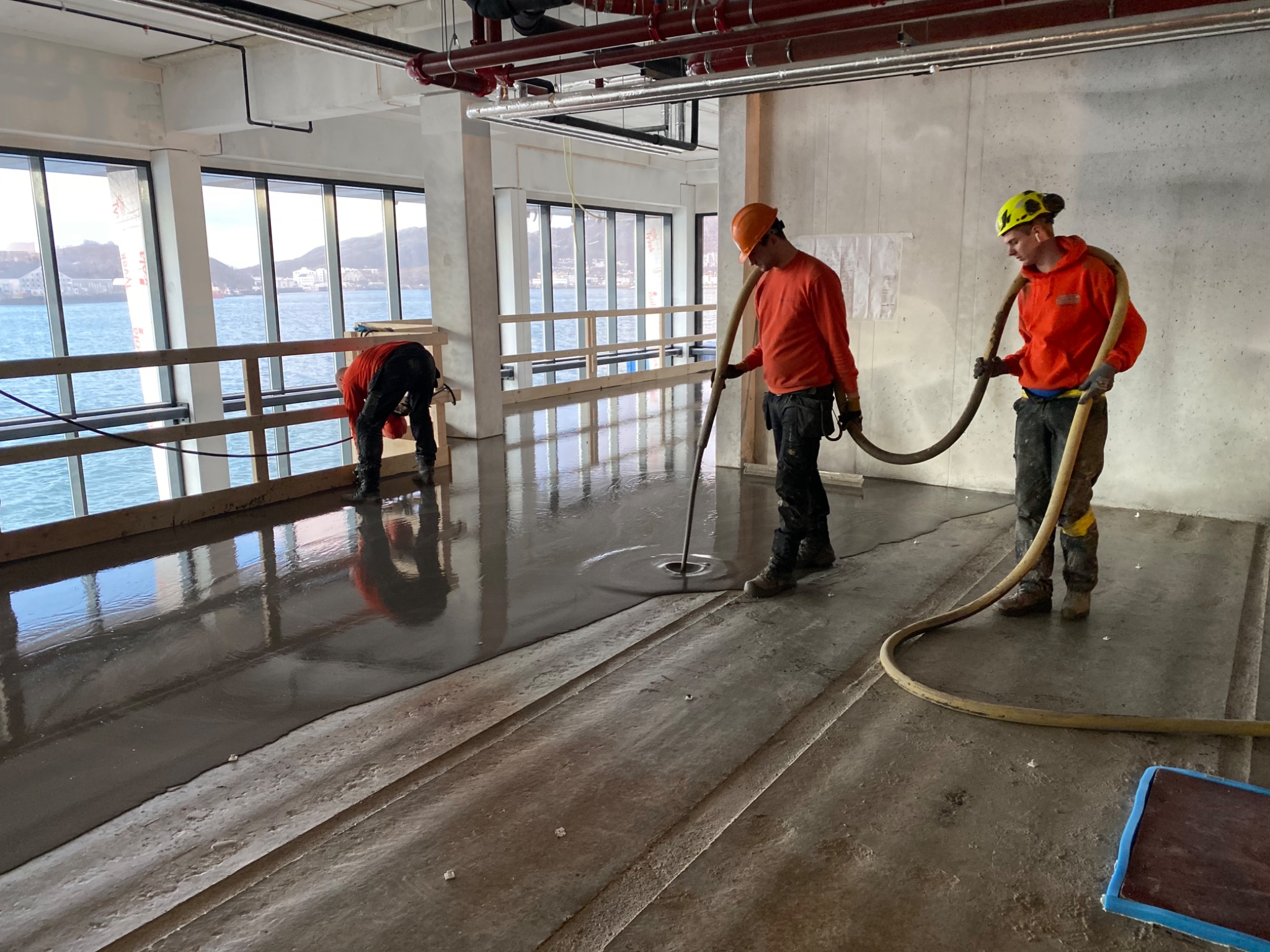 Avretting av gulv med pumping og utlegging av avrettingsmasse